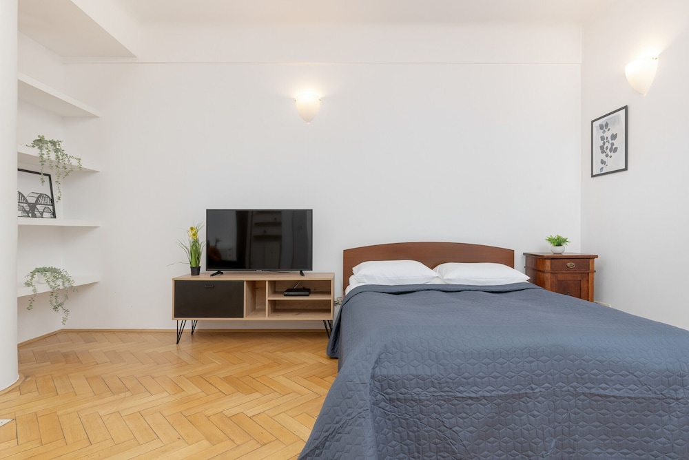 Studio in Warsaw Center by Renters view 3