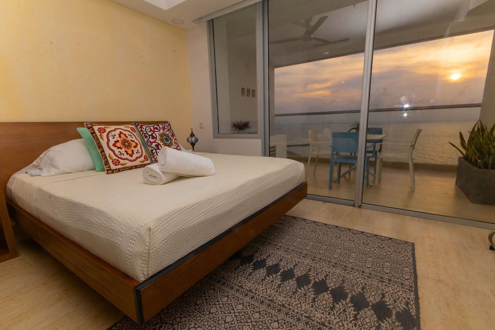 Condominio exclusivo nuevo frente al mar