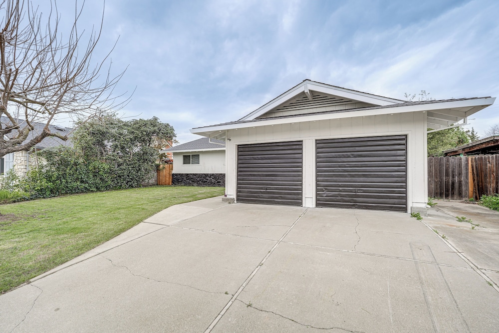 4 Mi to San Joaquin River: Remodeled Home w/ Patio