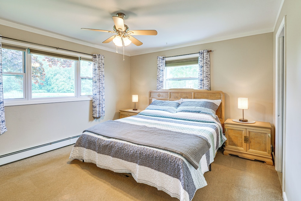 1 Block to Lake Huron: Pet-friendly Apt w/ Kayaks