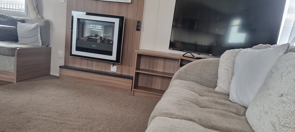 Lovely 8 Berth Direct Beach Access view 3