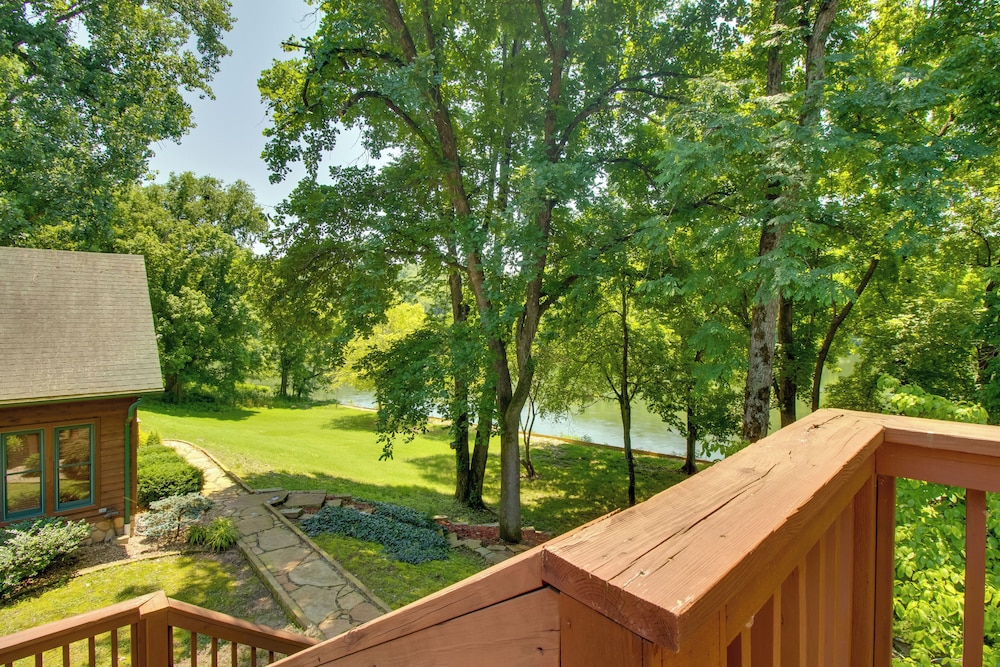 Dock Access: Romantic River Retreat in Gassville
