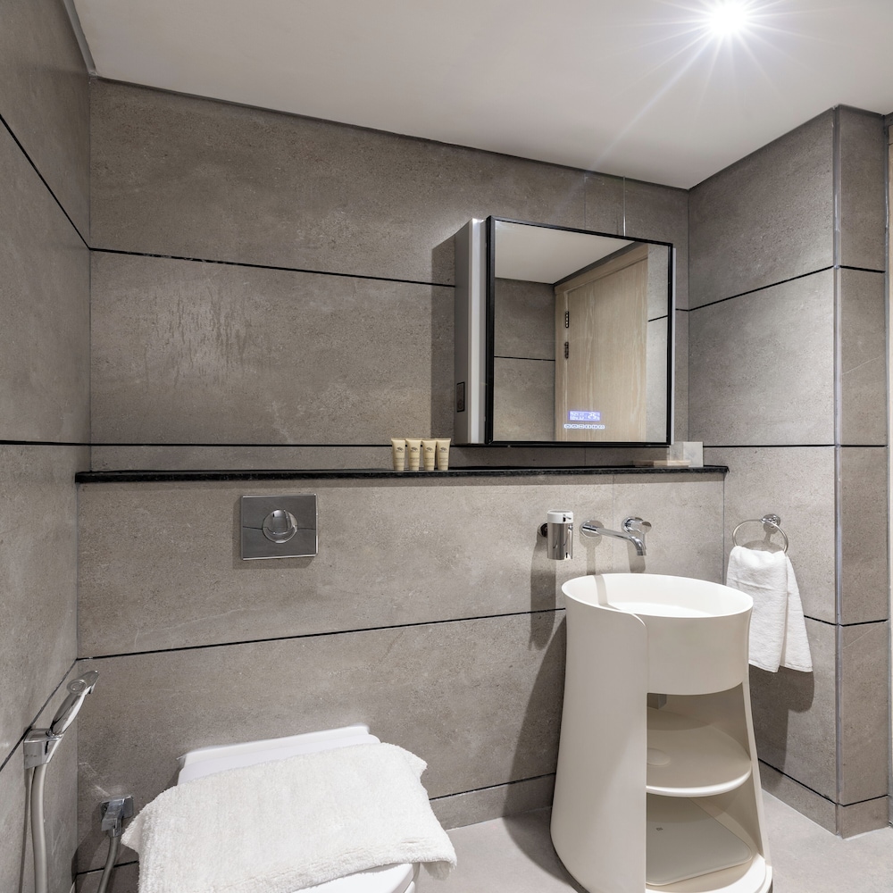 Maison Privee - Serene Studio Escape with Balcony in JVC
