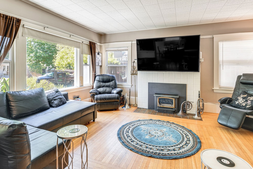 Miracle Mile Stay: Classic Stockton Home w/ Yard!