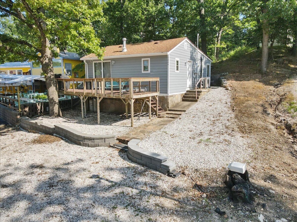 Lakefront Home in a Quiet Cove, Private Dock, Outdoor Dining & Fishing