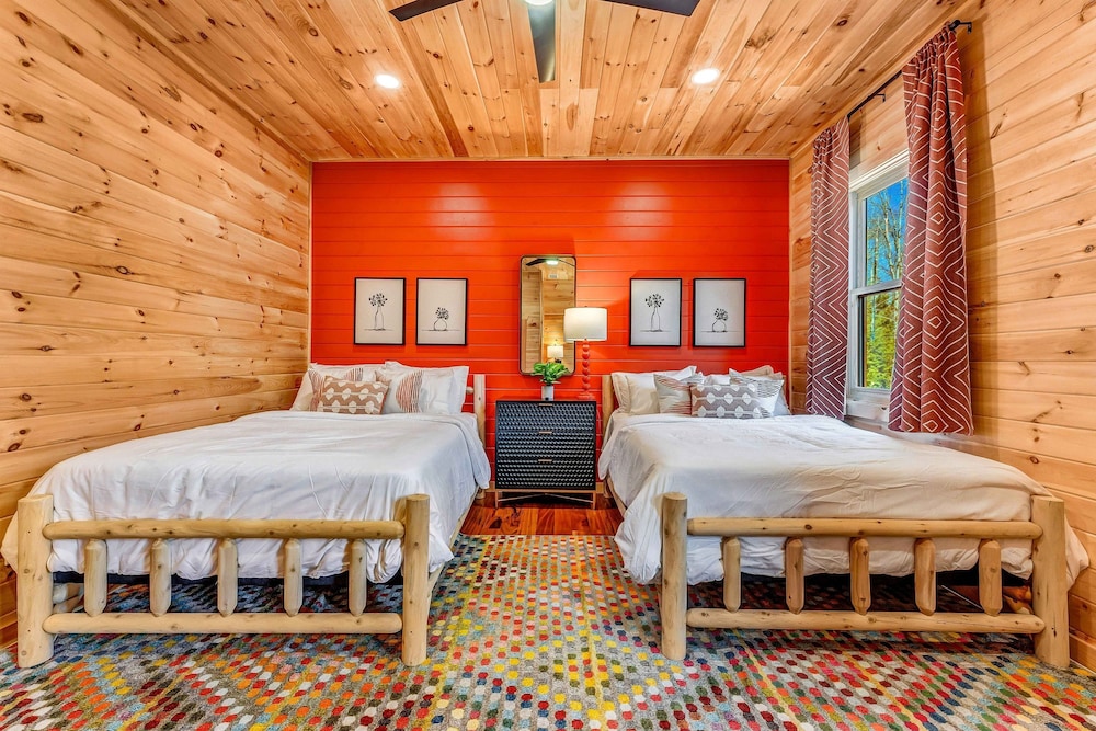 Grand Timber by Avantstay Indoor Pool Sauna Sports Court Game Room More