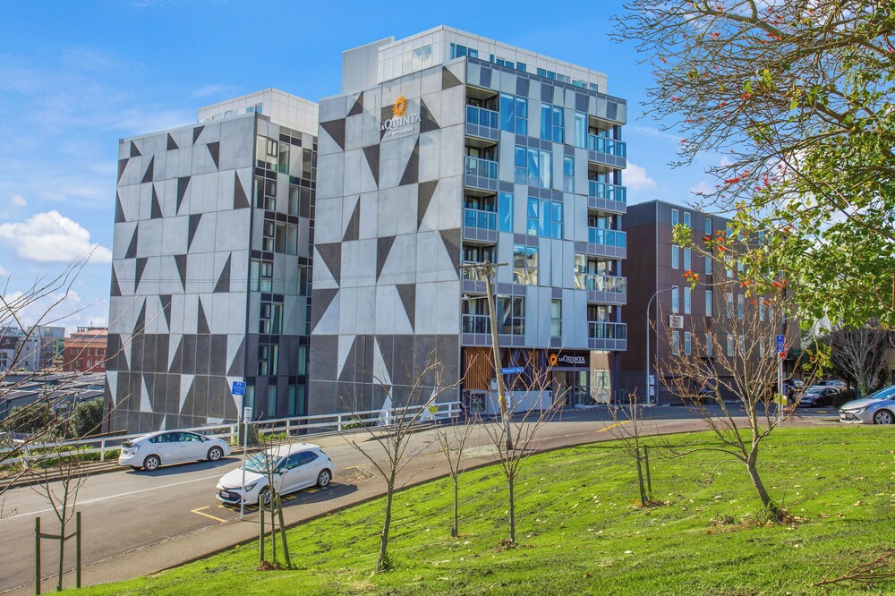 Augustus Harmony Apartment with Parking