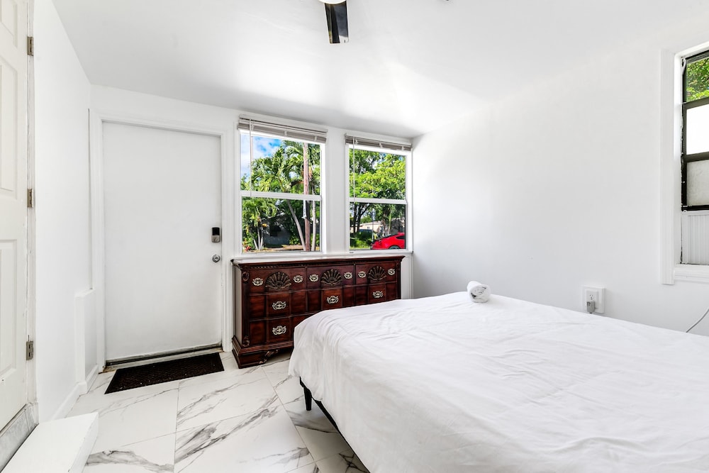 Bungalow With Large Backyard 5 min From Beach
