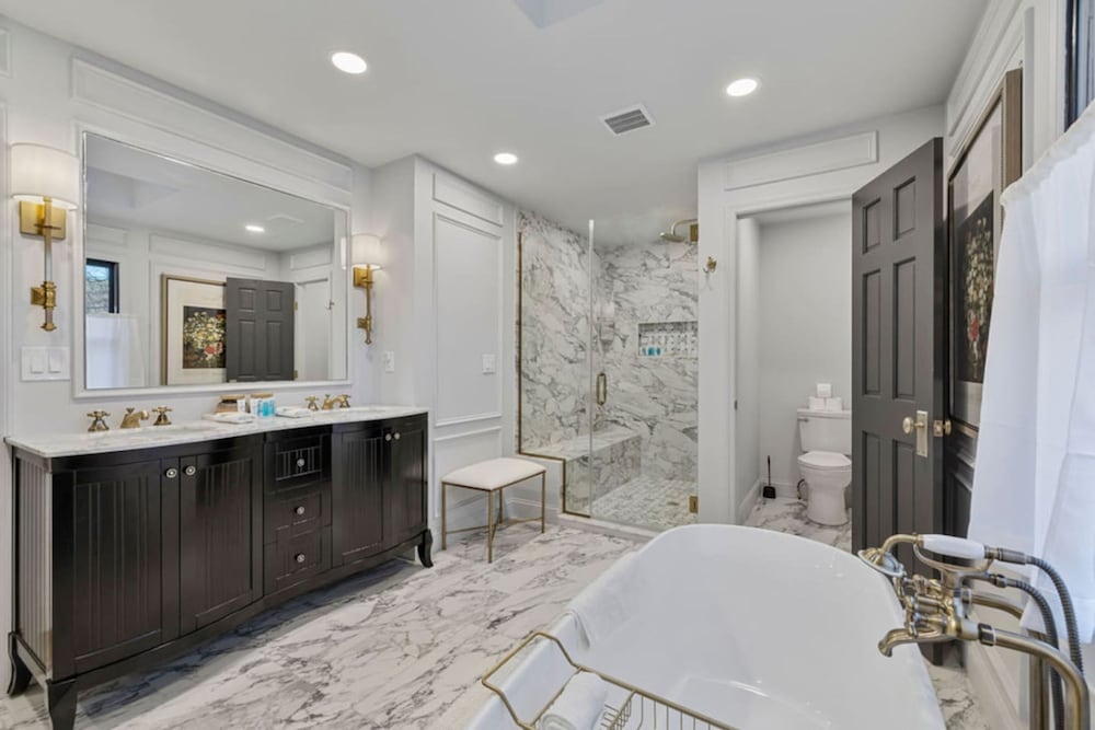 Peaceful Mini Mansion Sleeps 18