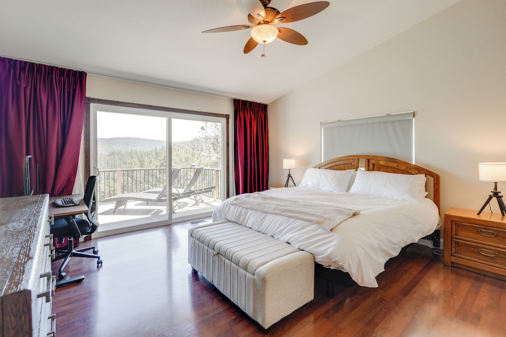 Hot Tub + Game Room: Family Retreat in Groveland!