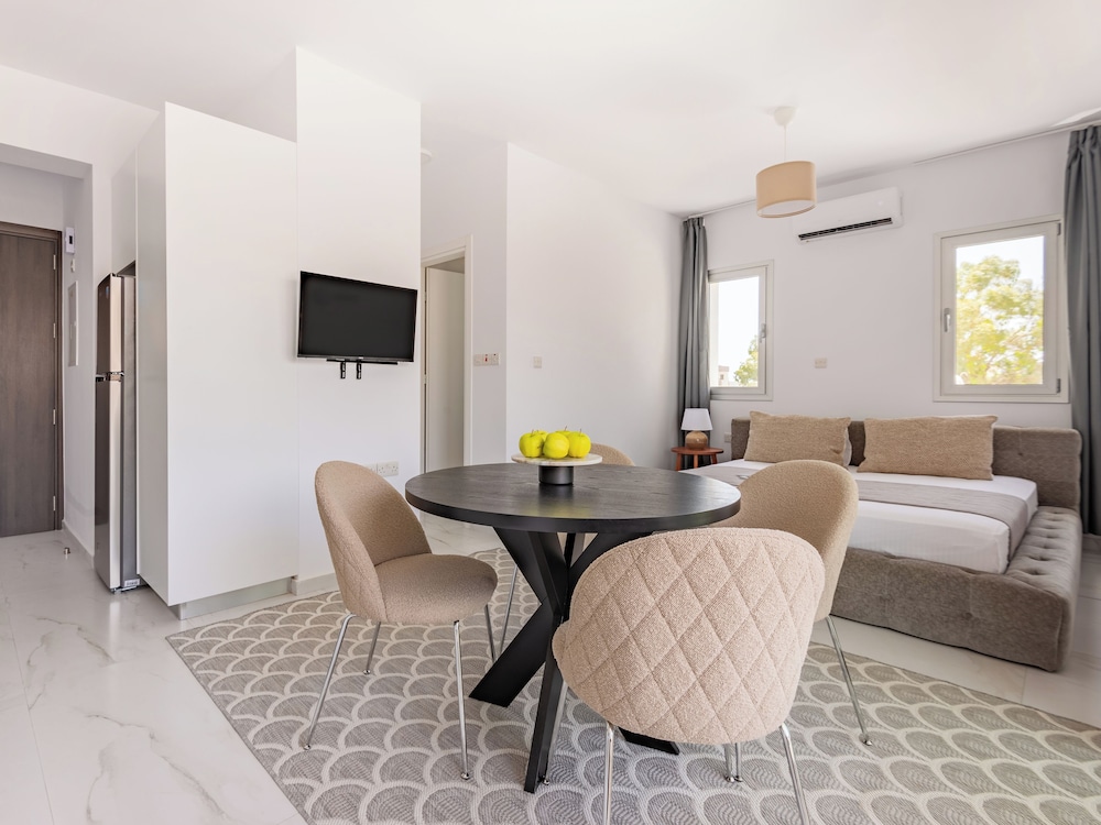 Sanders Cruise - Elegant Studio Apt With Balcony