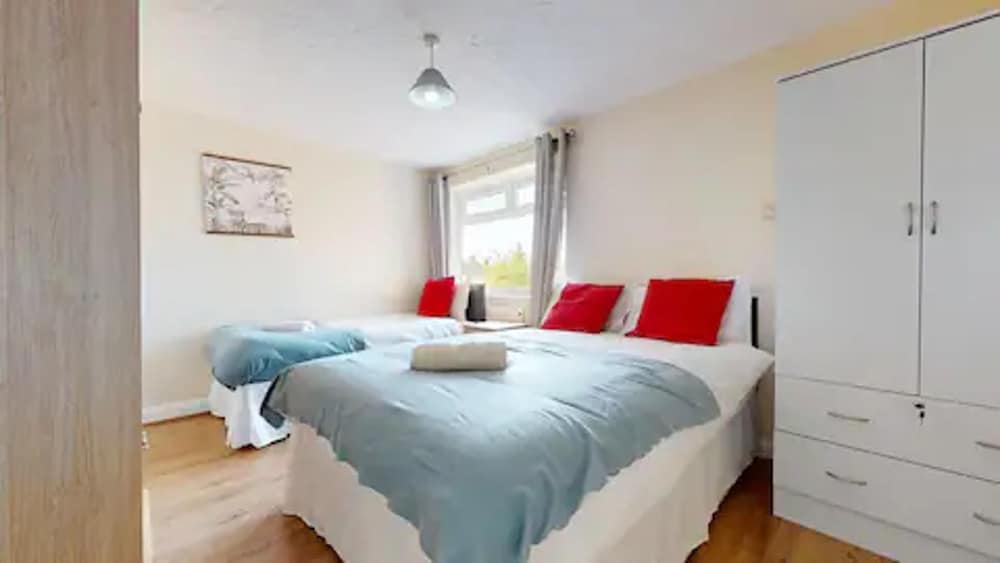 Captivating 2-bed Apartment in Stanford-le-hope view 5