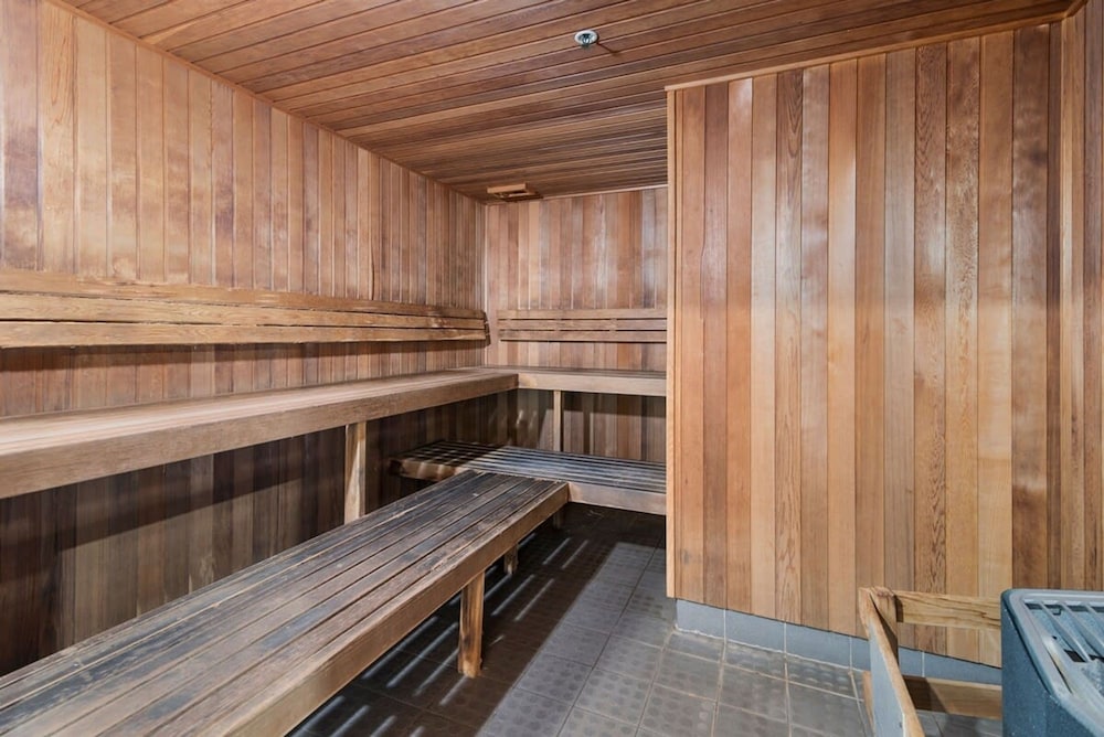 Lux Retreat - Waterfront Gym Prime Location - Image 4