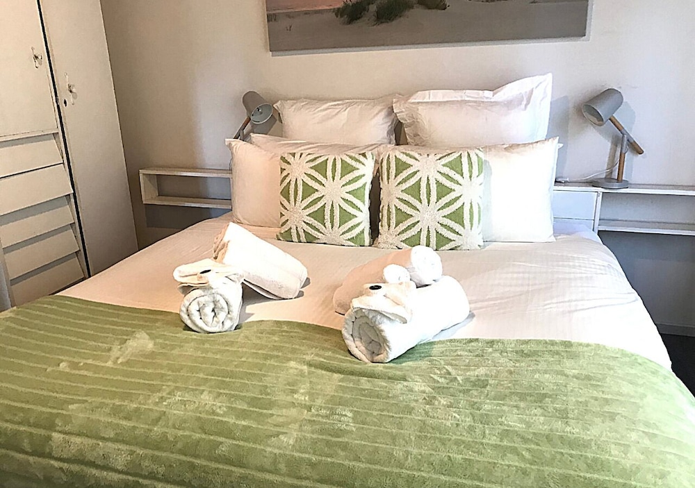 Cosy AffordableGetaway Wifi Netflix Wine view 3