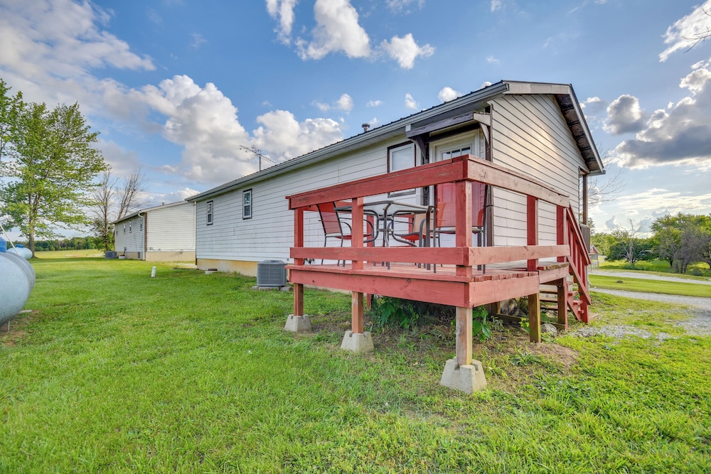 1 Mi to Mark Twain Lake: Cabin w/ Community Pool