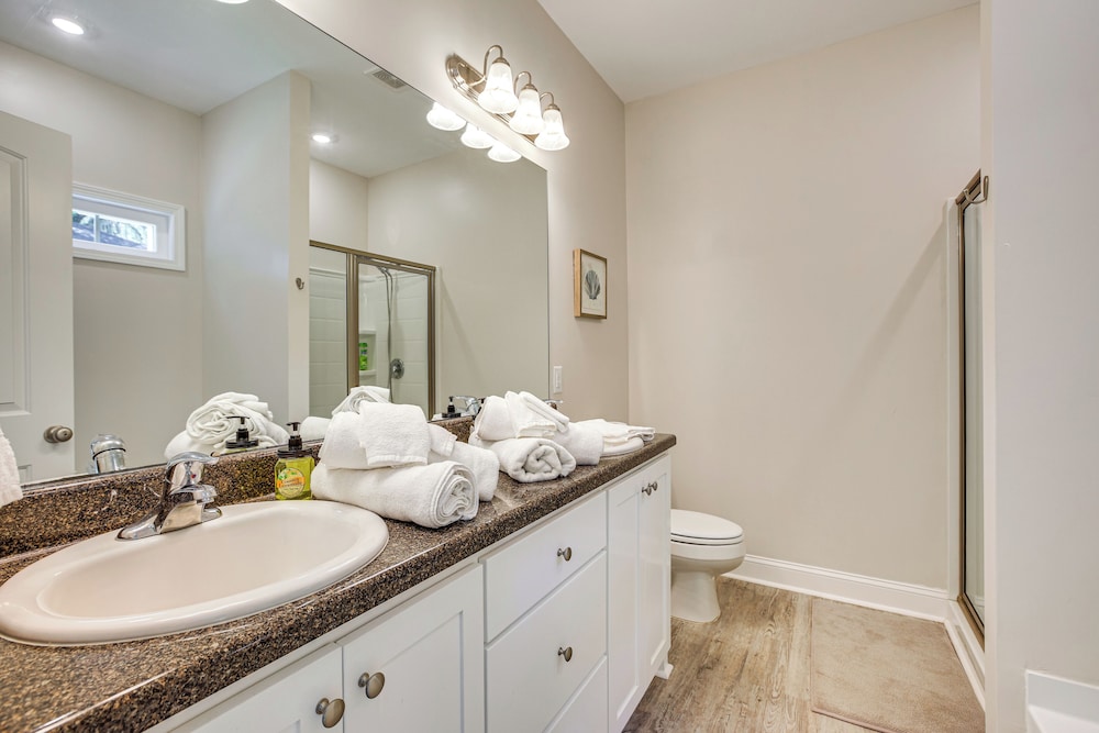 1 Mi to Riverfront: Darien Family Home