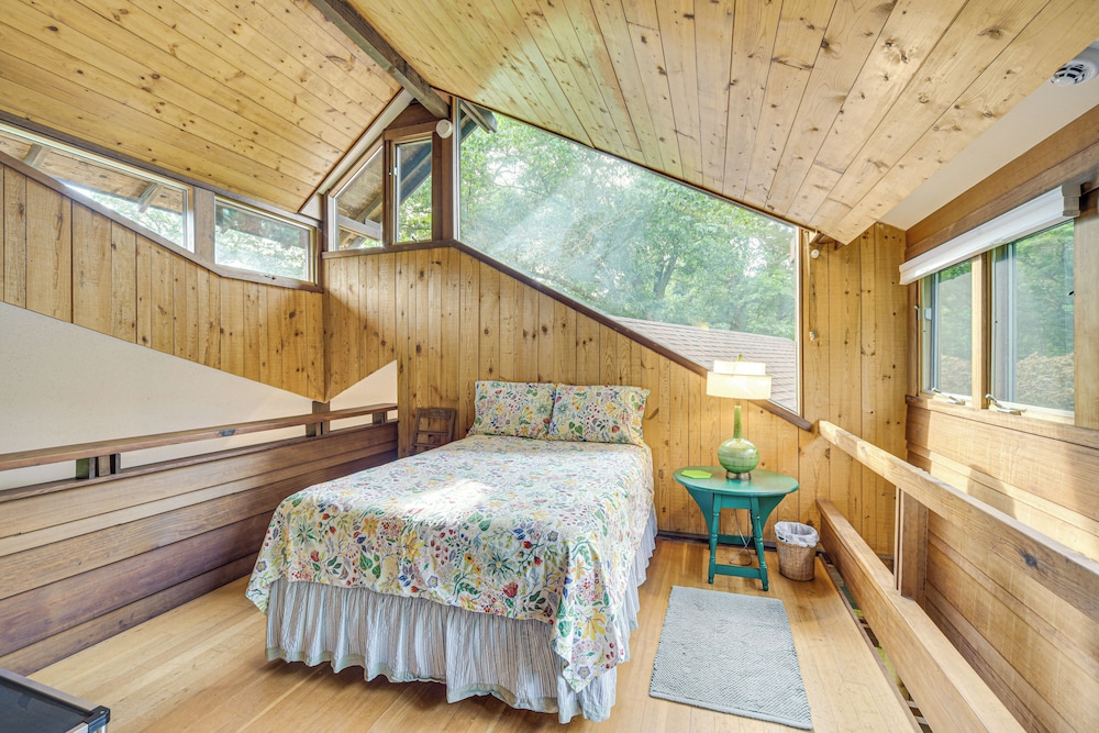 Sauna & Screened Porch: Otter Creek Getaway!