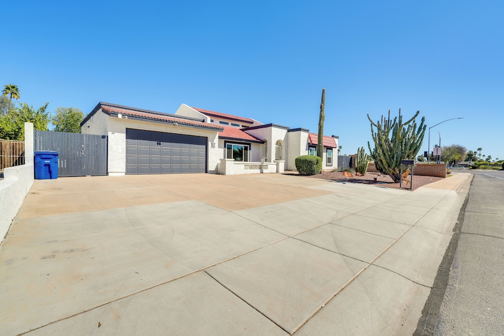 Pool, Putting Green & Games: Chandler Home! view 3