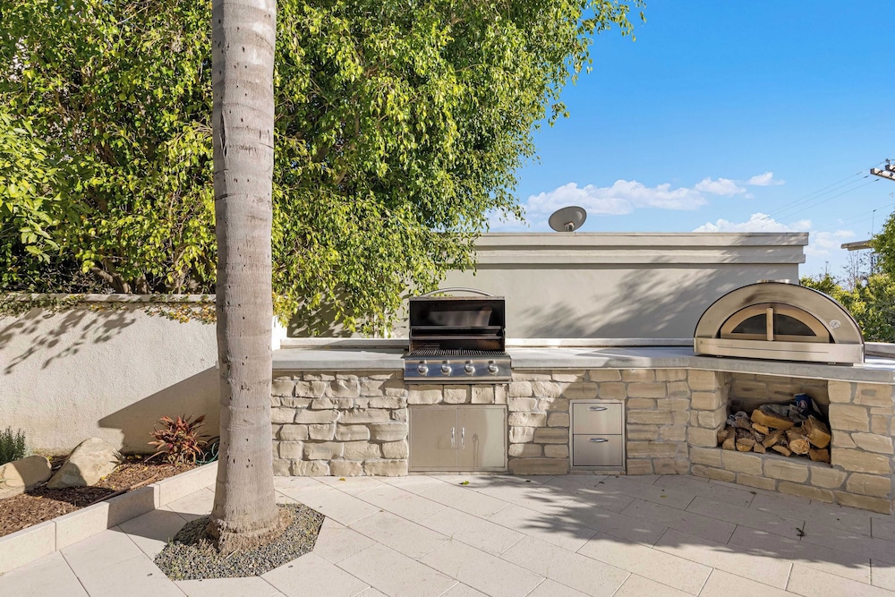 Luxury Hollywood Hills Home With Pool, Outdoor Dining & Iconic Views Skyline Chalet