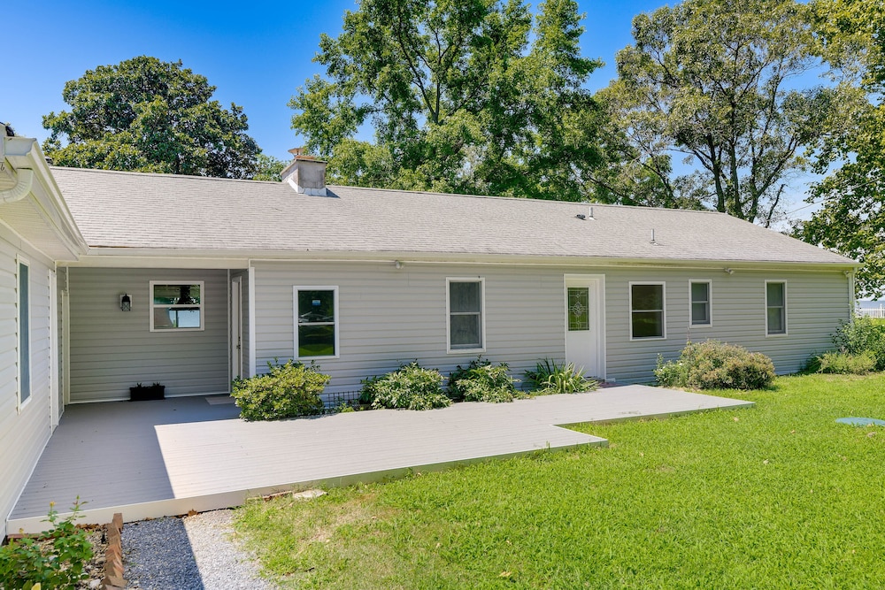 Sun-dappled Waterfront Home on Potomac River! view 2