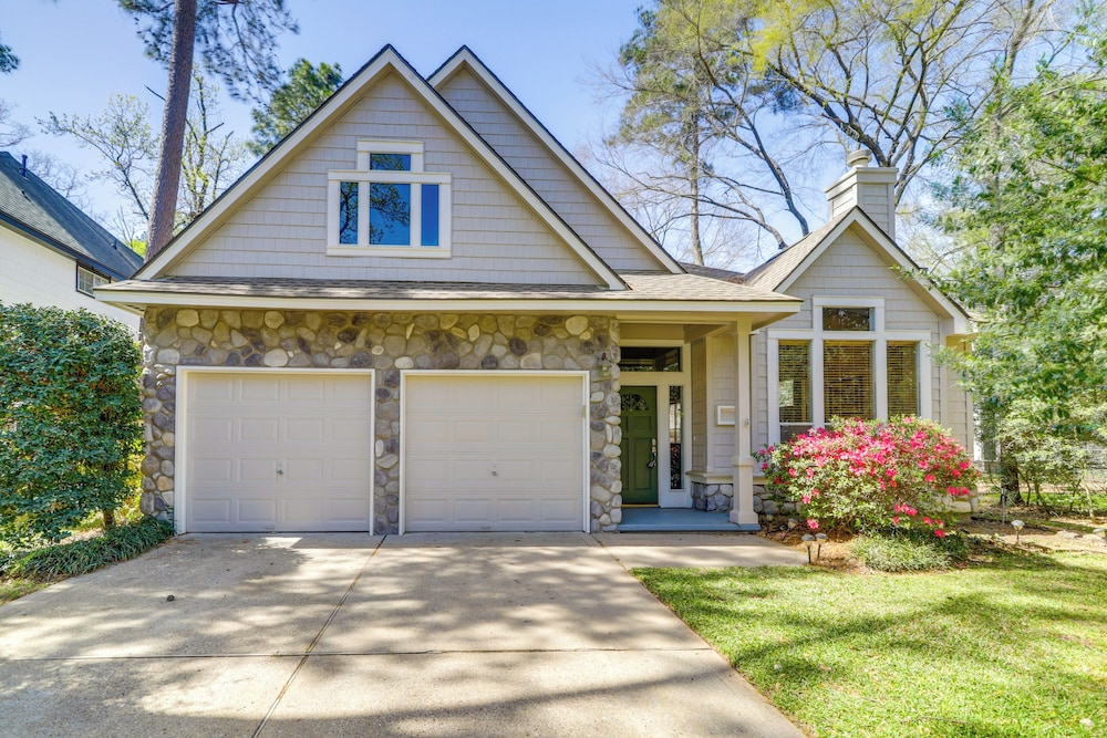 Hot Tub, Fire Pit: Retreat in The Woodlands!