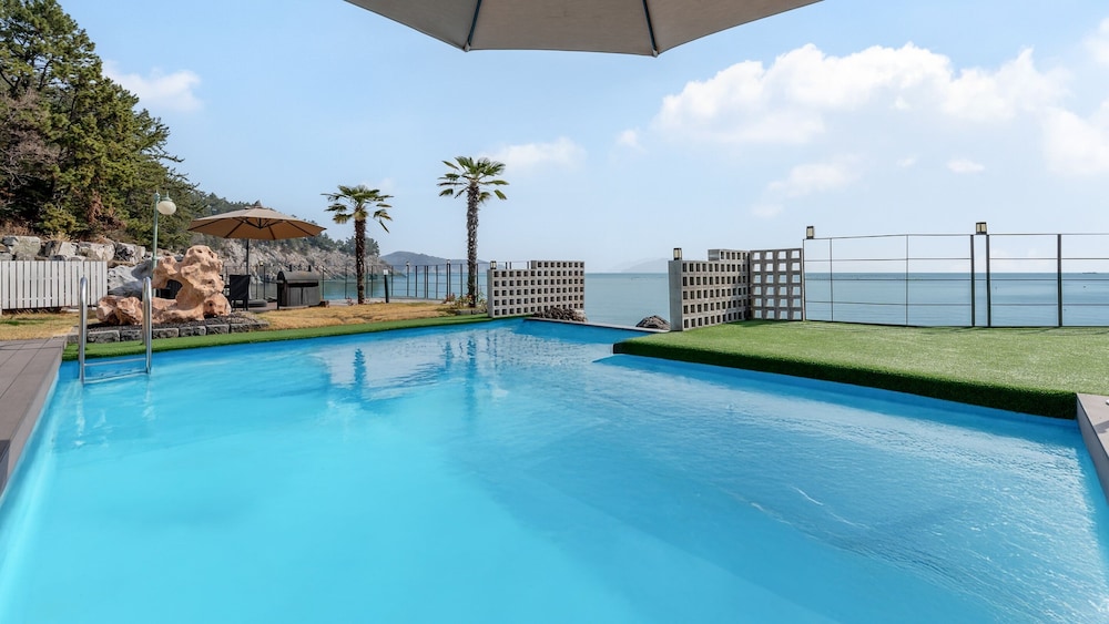 Namhae Orosy Bada Pool Villa & Pension