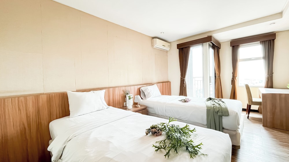 Modern Minimalist Studio (No Kitchen) At Great Western Apartment