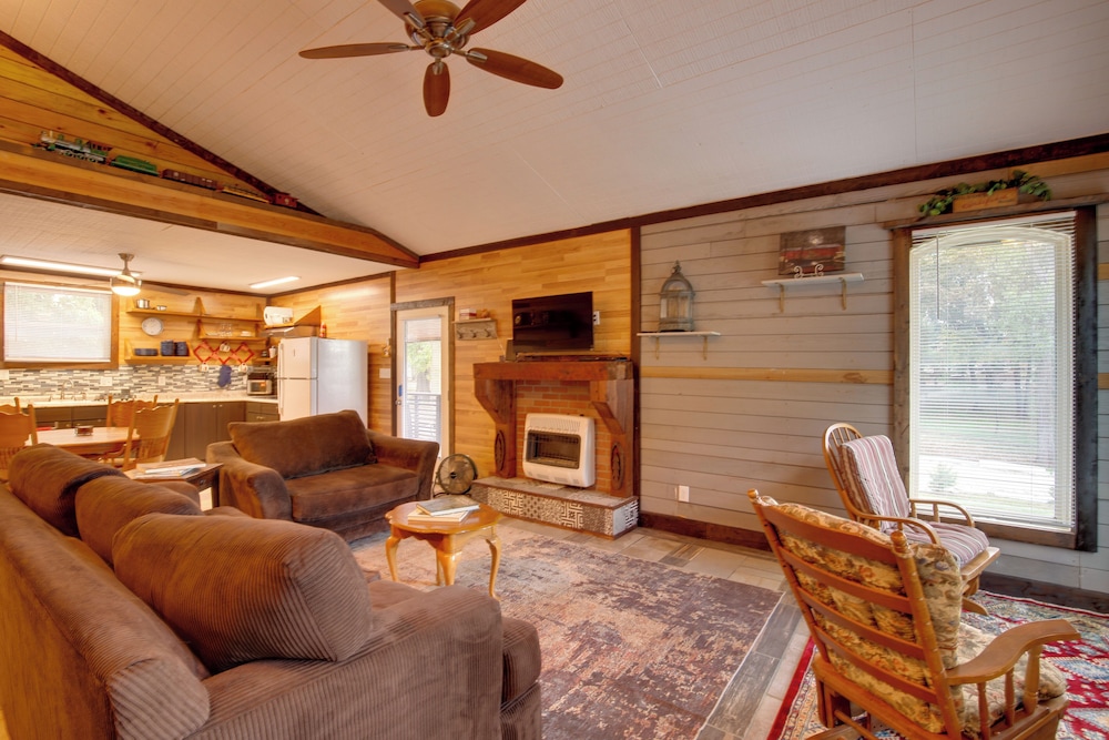 'cedar Pointe' - Peaceful Lake Cabin in Odessa