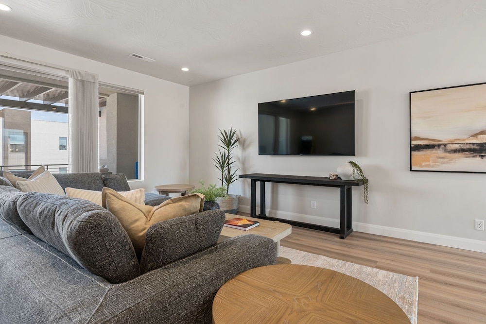 The Crash Pad 5 Bedroom Townhouse