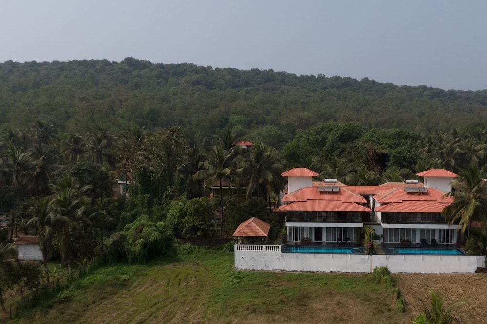 Field View Villa With Pool Perfect for Big Groups