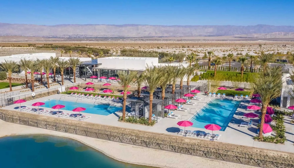 Modern Miralon - Sophisticated Retreat for Up To 5 w/ Resort Amenities
