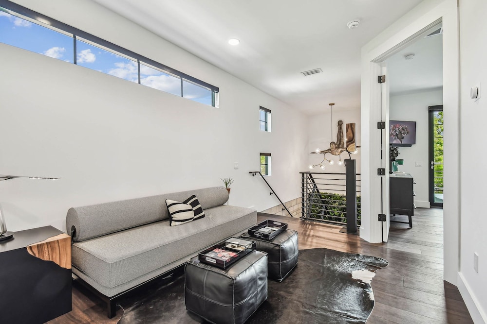 NEW The Strata Barn - Luxury Hyde Park Townhome