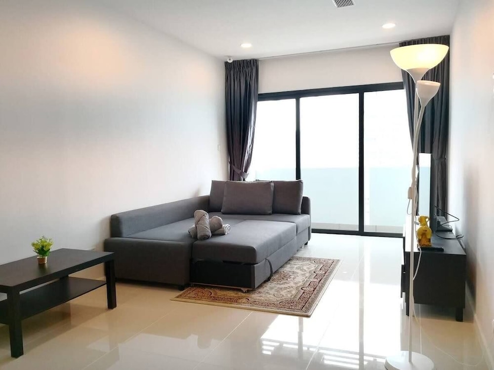 A Spacious, High-floor Suite Next to Komtar Jbcc