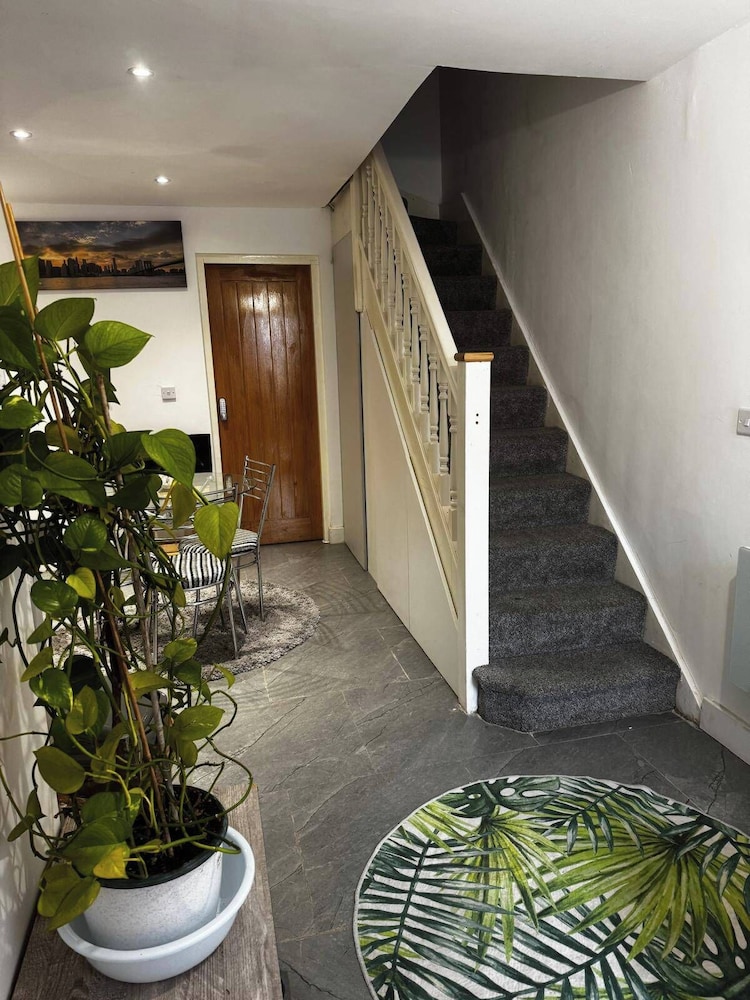 Cosy Central Home - Sleeps 5, Free Parking & Patio