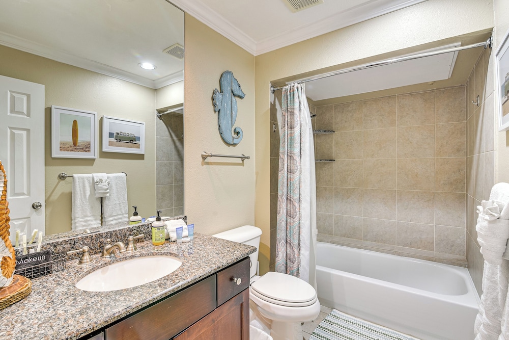 Walking Distance to Babe's Beach: Condo w/ Balcony
