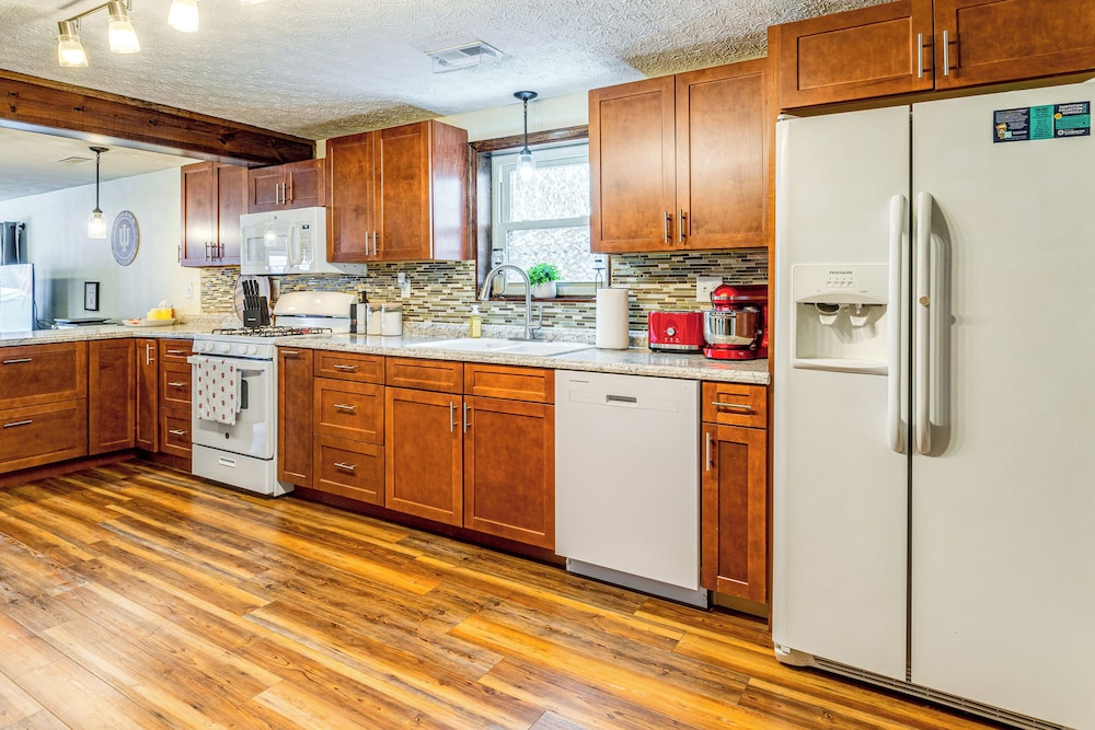 1 Mi to IU: Hoosier Home w/ Fire Pit & Fenced Yard