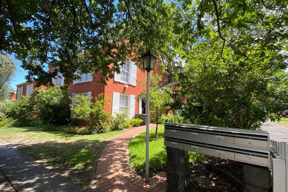 Elegant 2-bedroom House in Prahran w/ Parking!