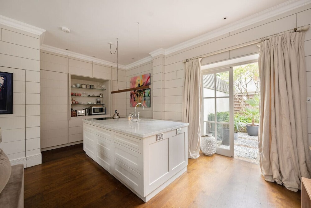 3-bed Home w Private Parking Fairytale Garden