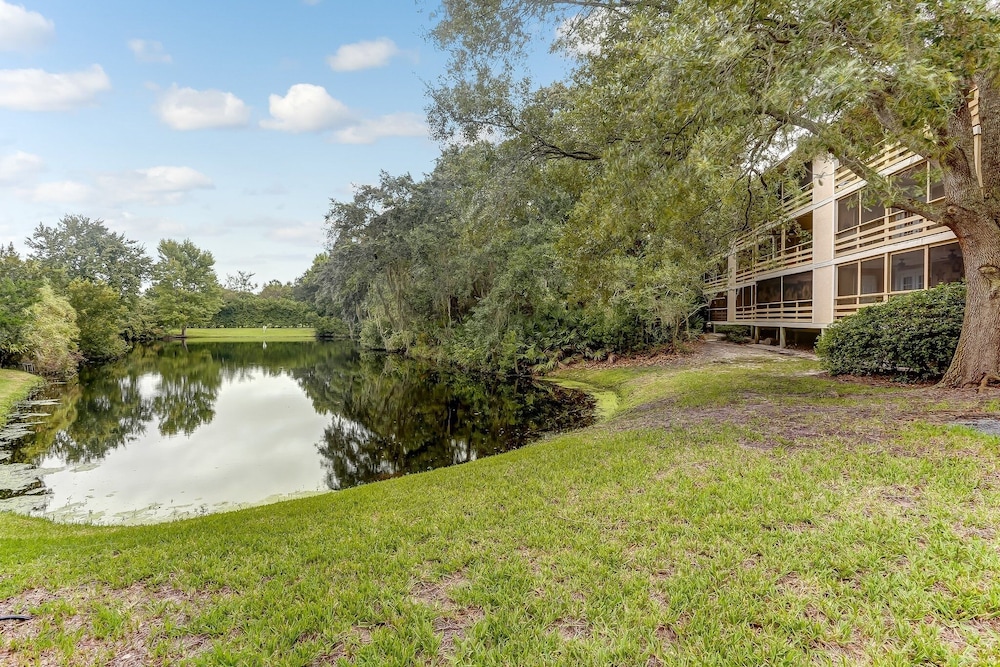 Amelia Landings Condo, Easy Access to the Pool and Short Walk to the Beach by RedAwning