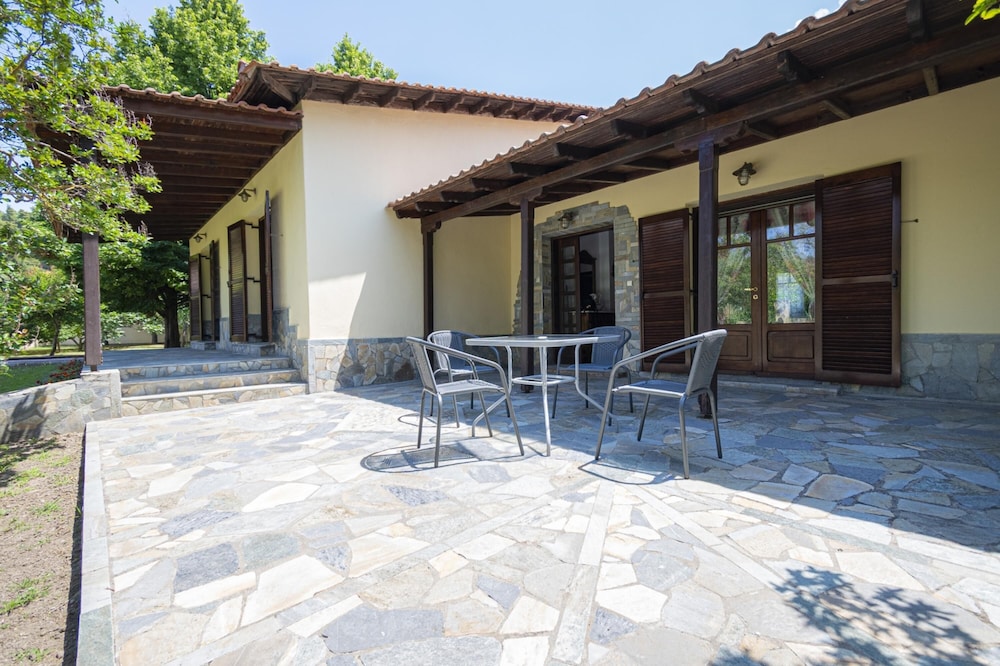 Linden House Left by Rentals Pro