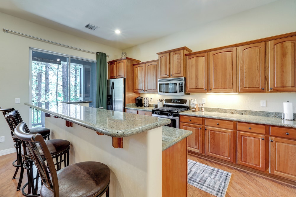 Tasteful Flagstaff Townhome w/ 2 Furnished Decks