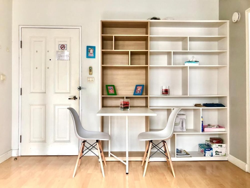 1BR Condo 5 Min to BTS 1000mbps Fiber Wi-fi Great Location