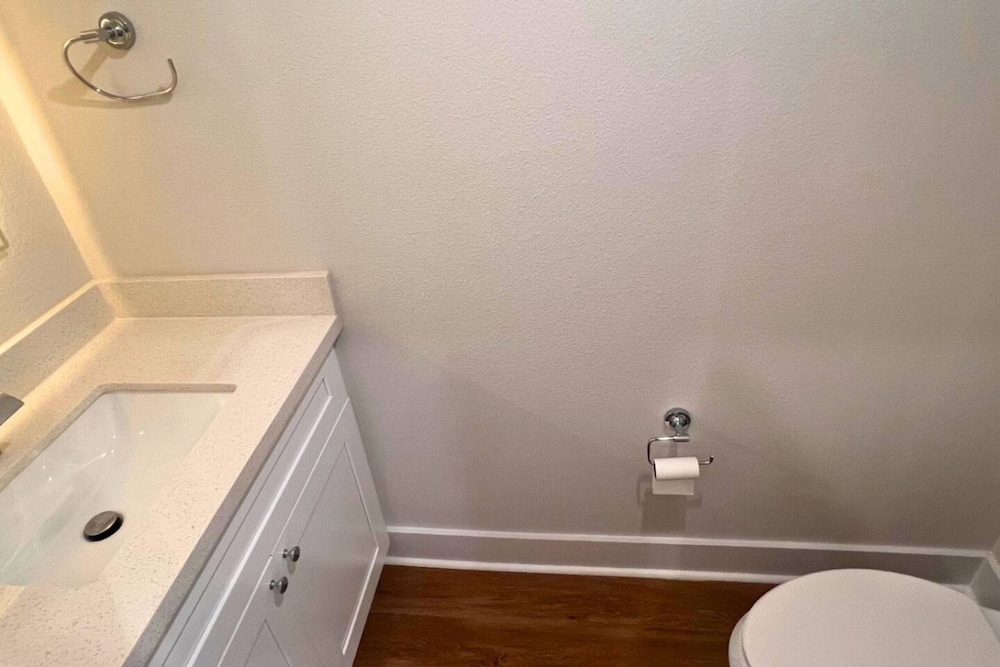 Gated 3BR Home 10 Mins Downtown