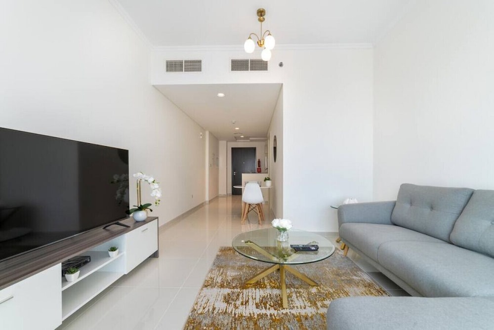 Immaculate 1BR Apartment at Carson C