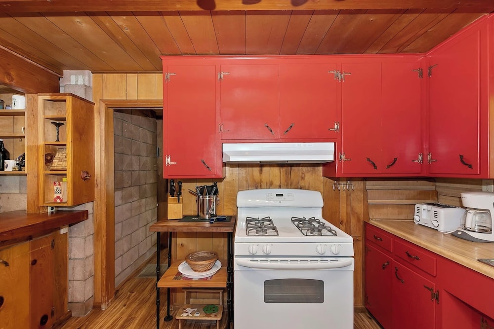 Sunshine Cabin Cozy 2-Story Getaway