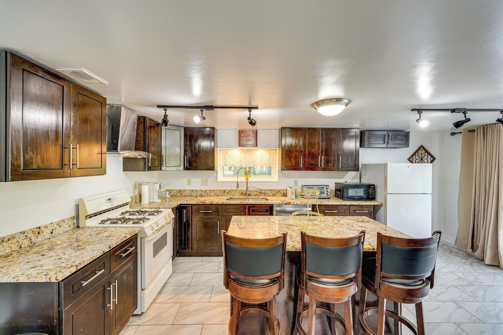 Cozy House on Meadowbrook Lake: Serene, Scenic!