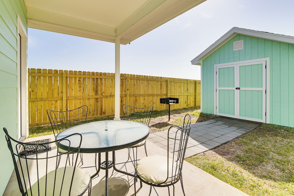 8 Mi to South Padre Island: Coastal Retreat!