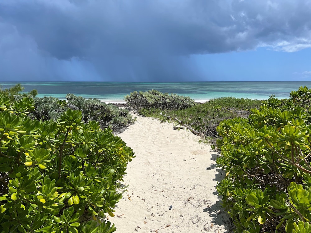 Hohum - Private Beachfront House On Exclusive Windermere 3 Bedroom Home