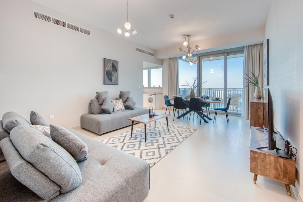 Exclusive Sea View Apartment on the Arabian Gulf