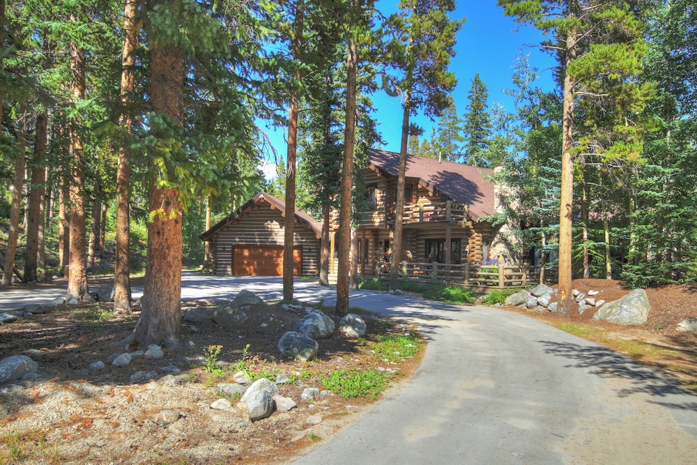 Bear Lodge 6 Bedroom Home by RedAwning